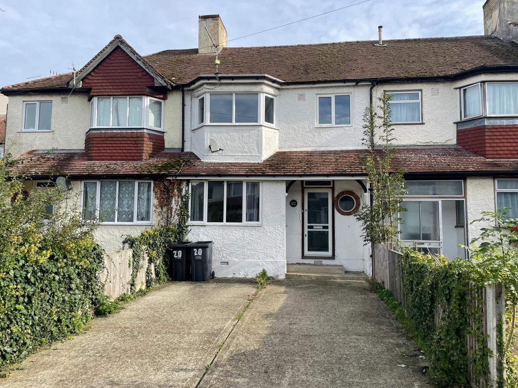 Lot: 11 - THREE BEDROOM HOUSE FOR IMPROVEMENT WITH PARKING -